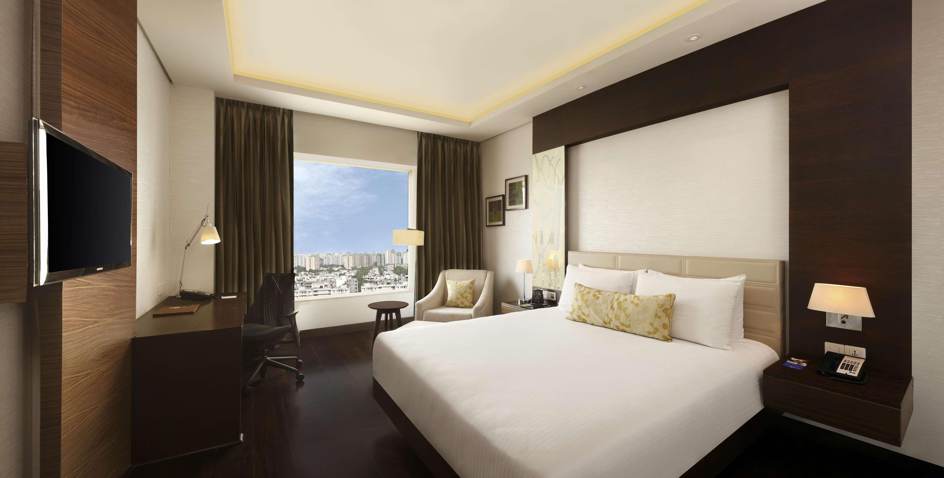 Doubletree By Hilton Gurugram Baani Square Hotel Gurgaon Eksteriør billede