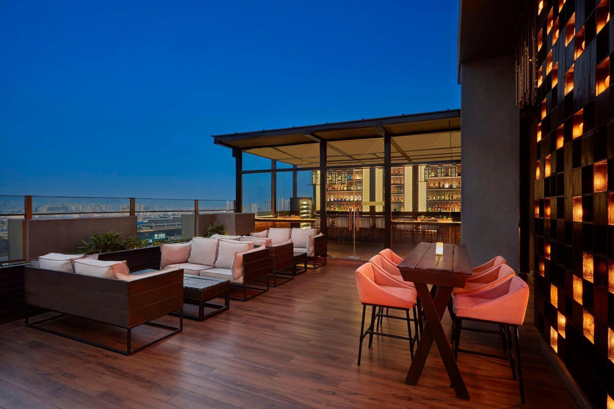Doubletree By Hilton Gurugram Baani Square Hotel Gurgaon Eksteriør billede