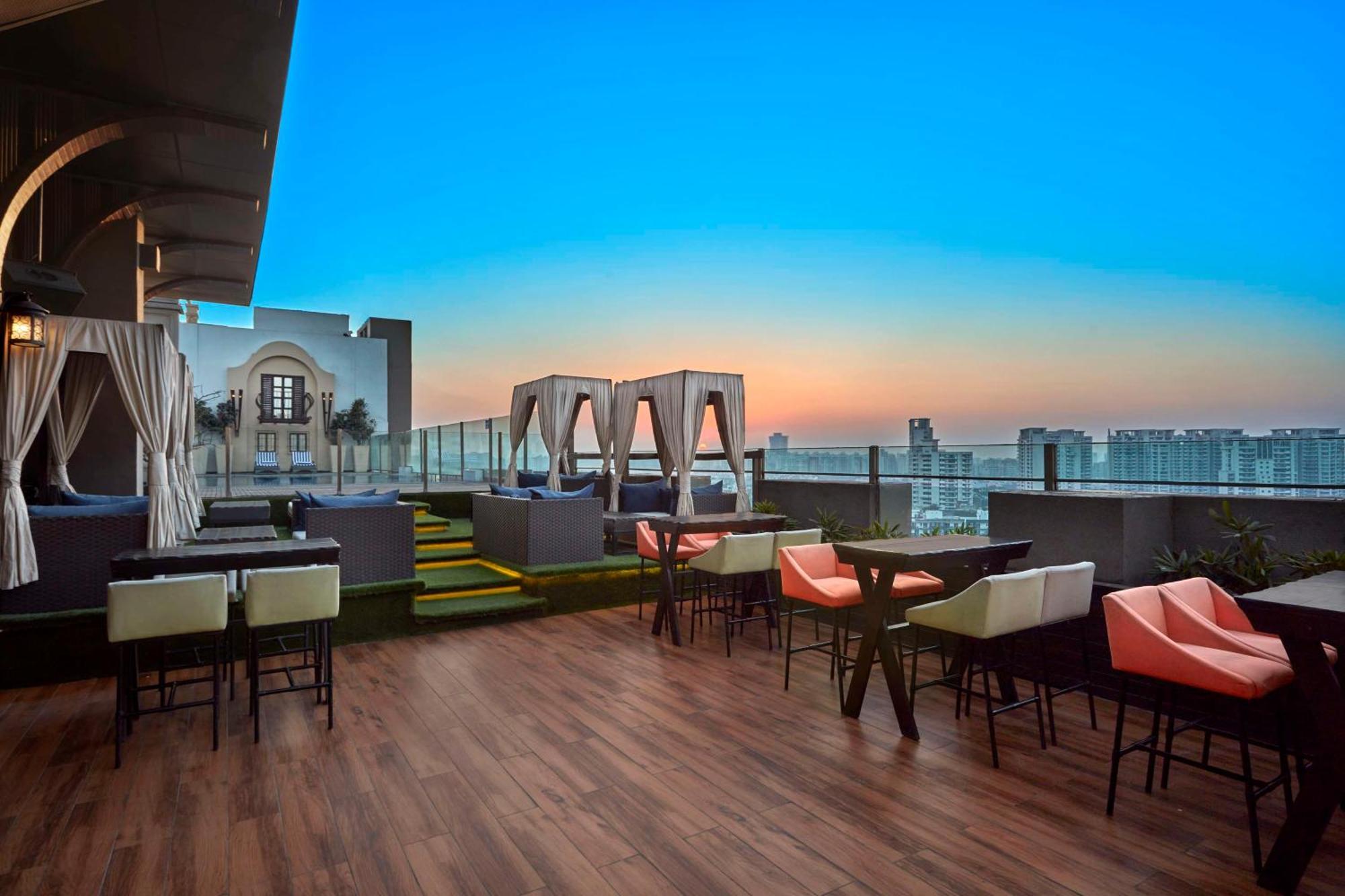 Doubletree By Hilton Gurugram Baani Square Hotel Gurgaon Eksteriør billede