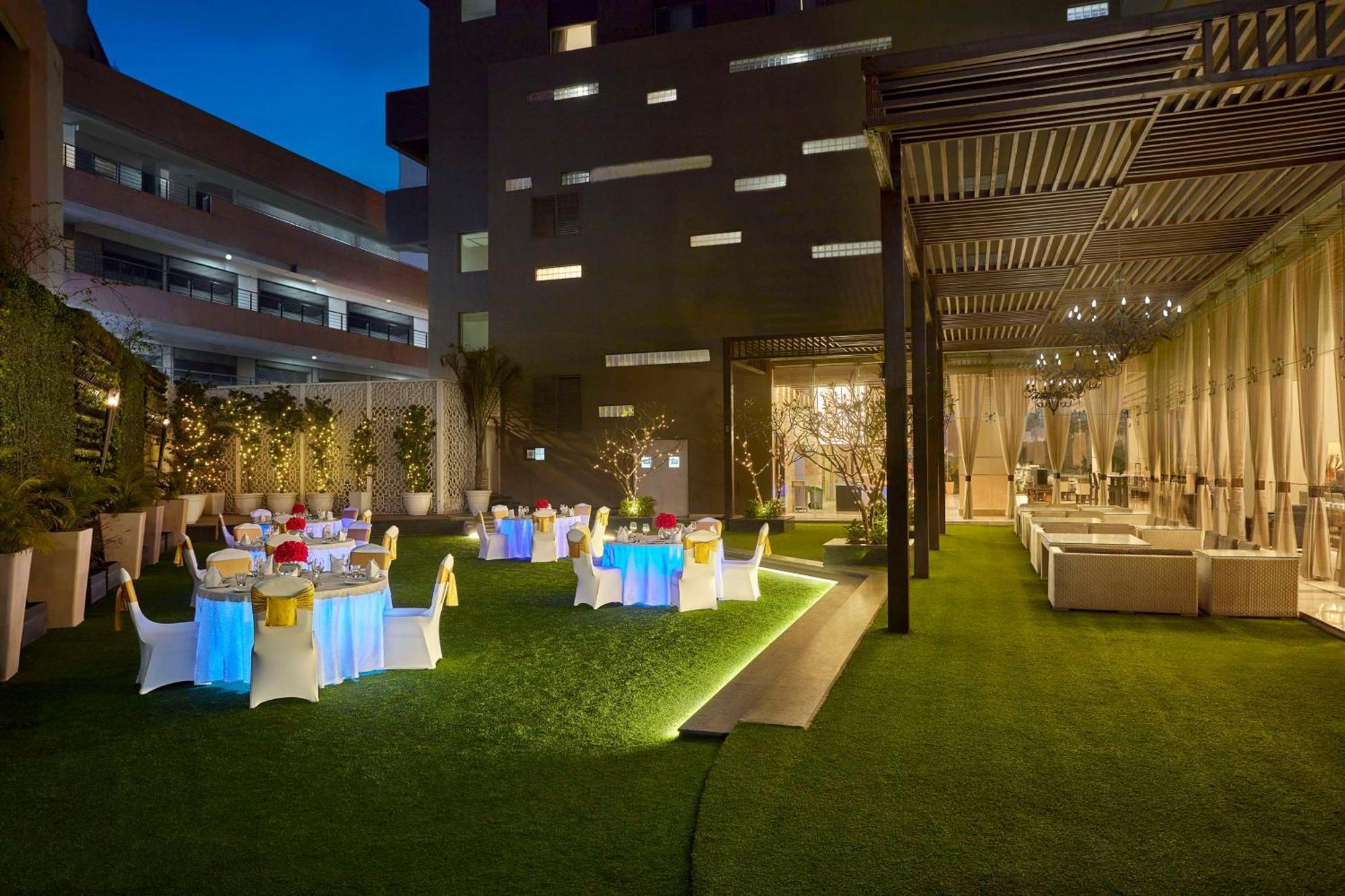 Doubletree By Hilton Gurugram Baani Square Hotel Gurgaon Eksteriør billede