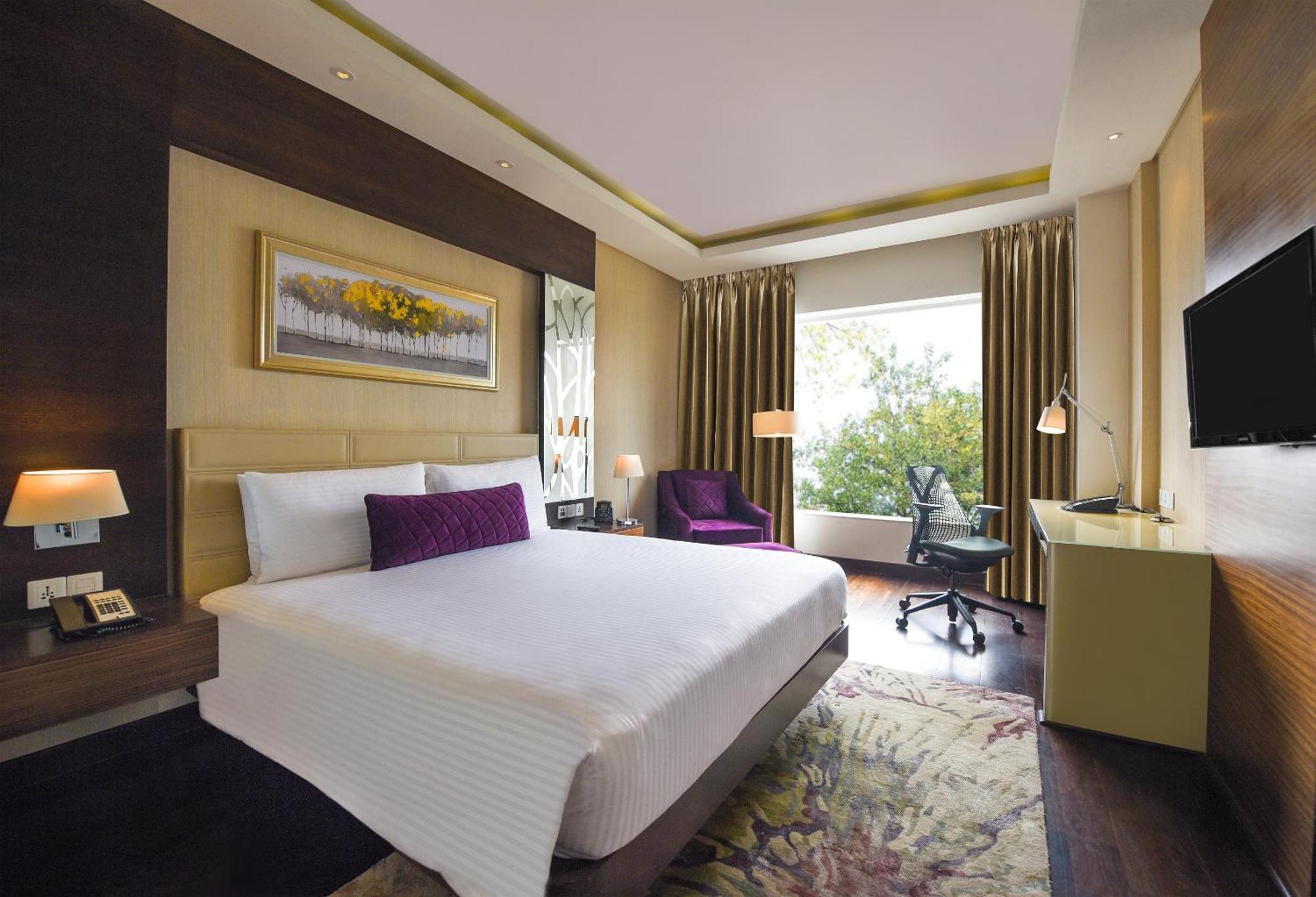 Doubletree By Hilton Gurugram Baani Square Hotel Gurgaon Eksteriør billede