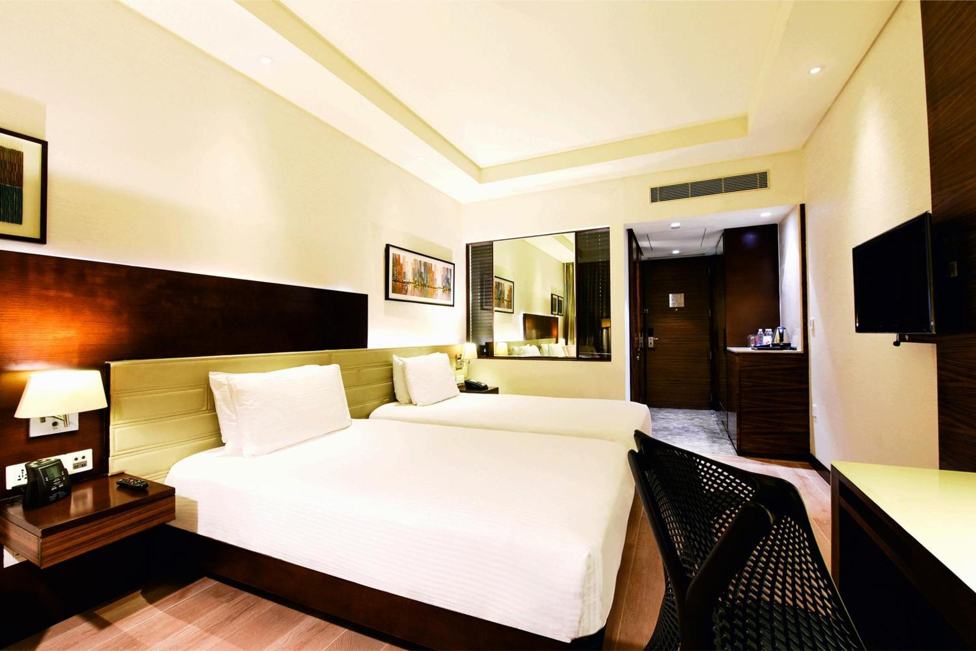 Doubletree By Hilton Gurugram Baani Square Hotel Gurgaon Eksteriør billede