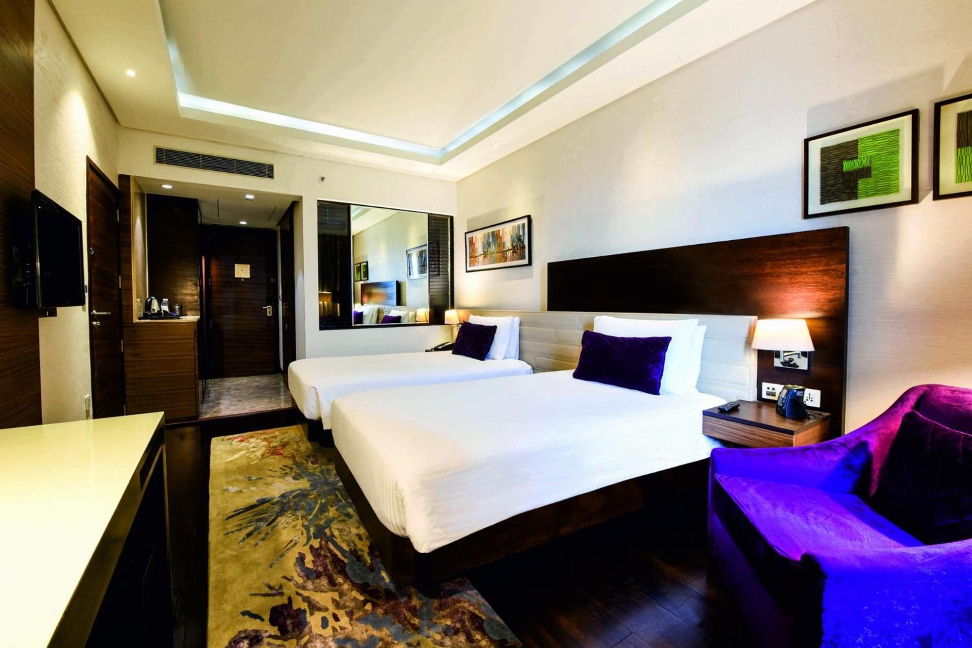 Doubletree By Hilton Gurugram Baani Square Hotel Gurgaon Eksteriør billede