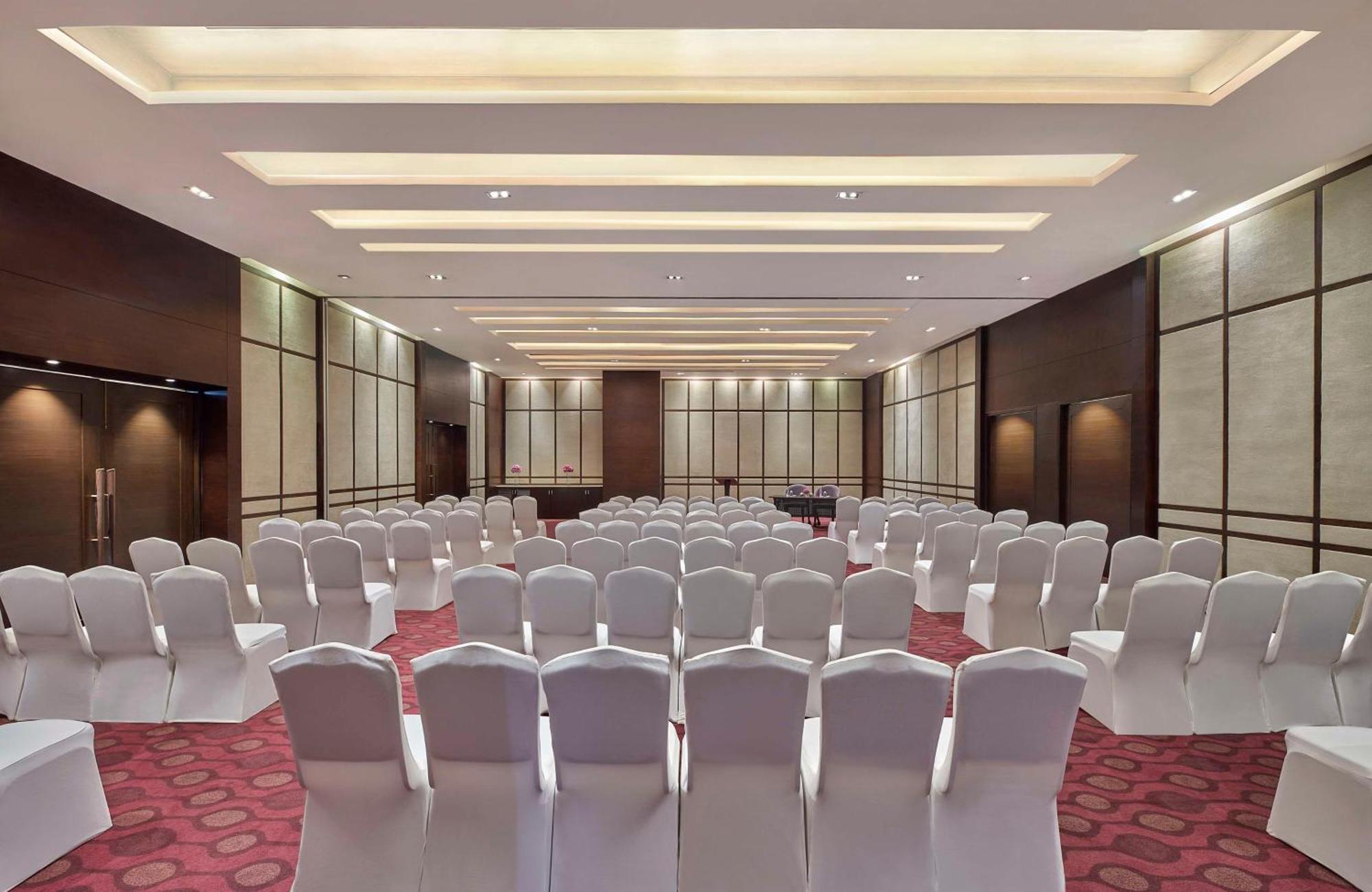 Doubletree By Hilton Gurugram Baani Square Hotel Gurgaon Eksteriør billede