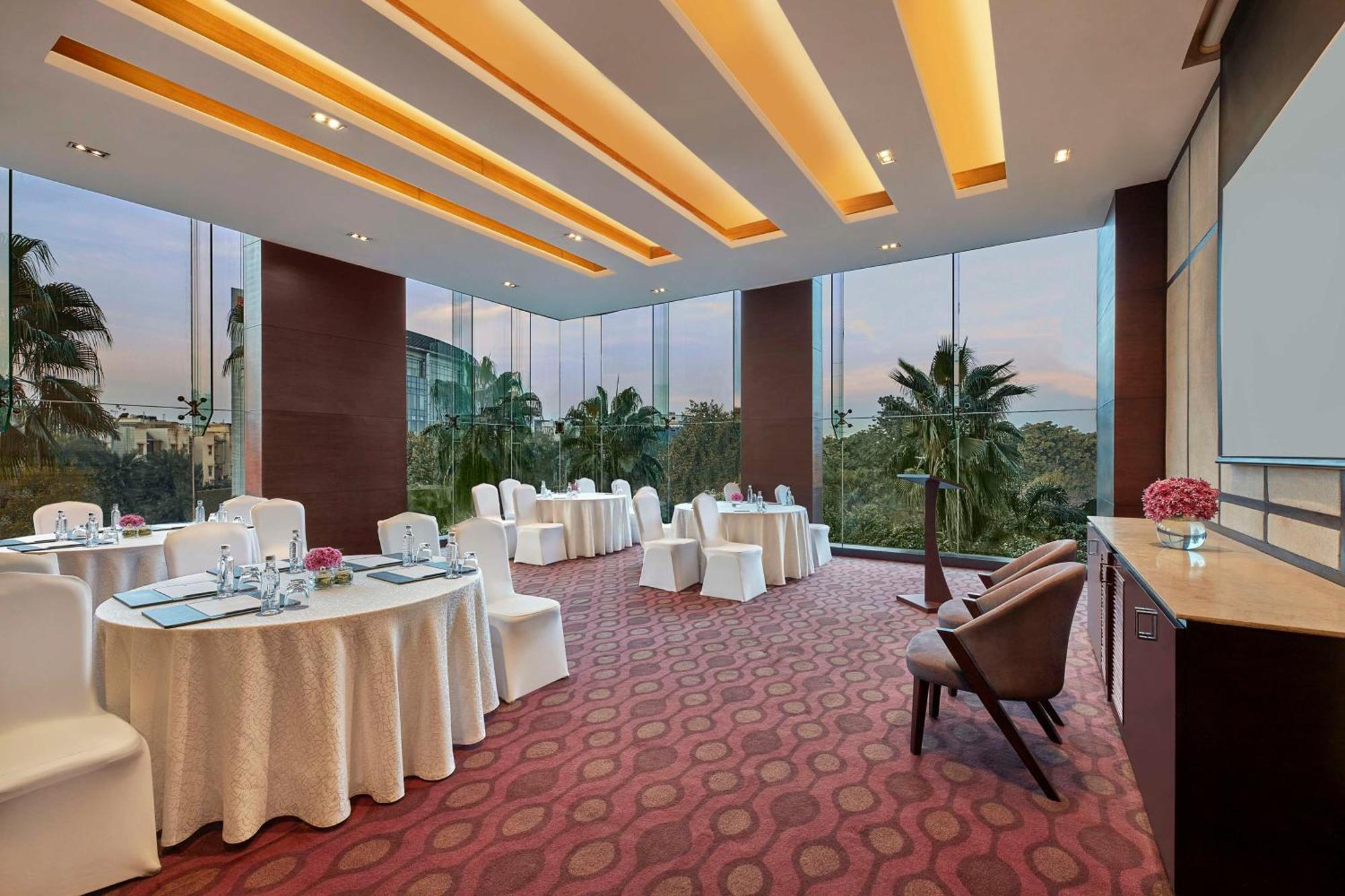 Doubletree By Hilton Gurugram Baani Square Hotel Gurgaon Eksteriør billede