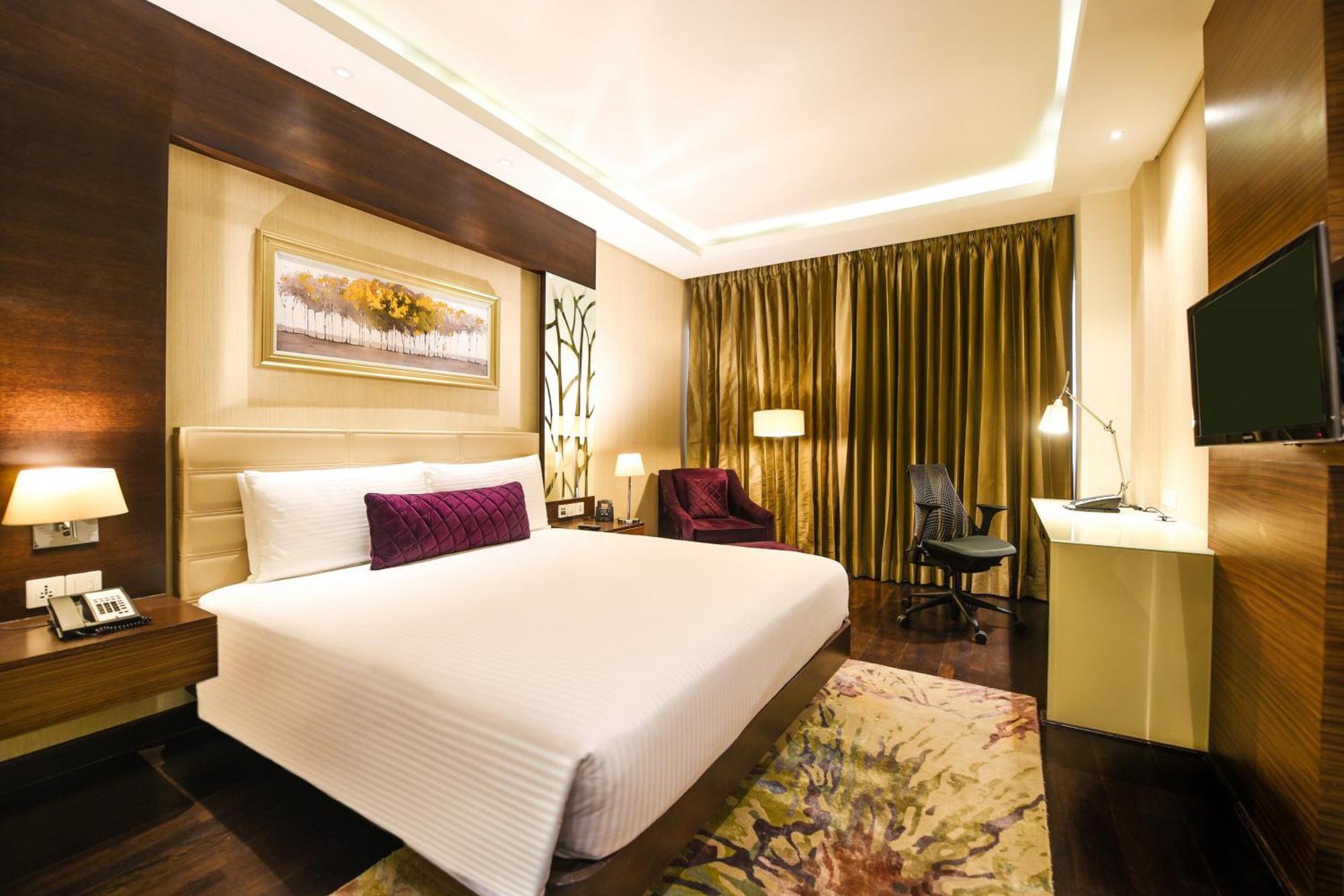 Doubletree By Hilton Gurugram Baani Square Hotel Gurgaon Eksteriør billede