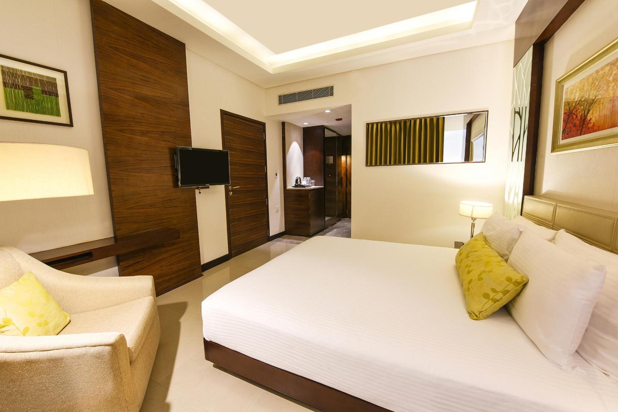 Doubletree By Hilton Gurugram Baani Square Hotel Gurgaon Eksteriør billede