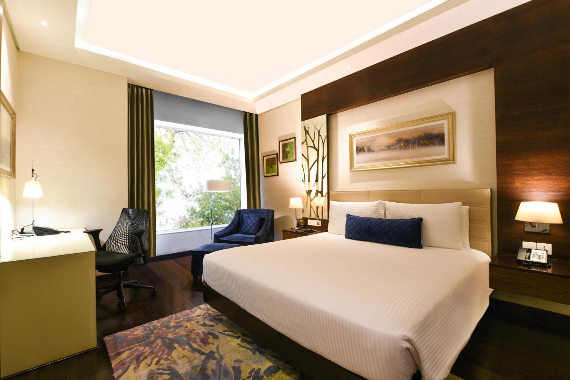 Doubletree By Hilton Gurugram Baani Square Hotel Gurgaon Eksteriør billede