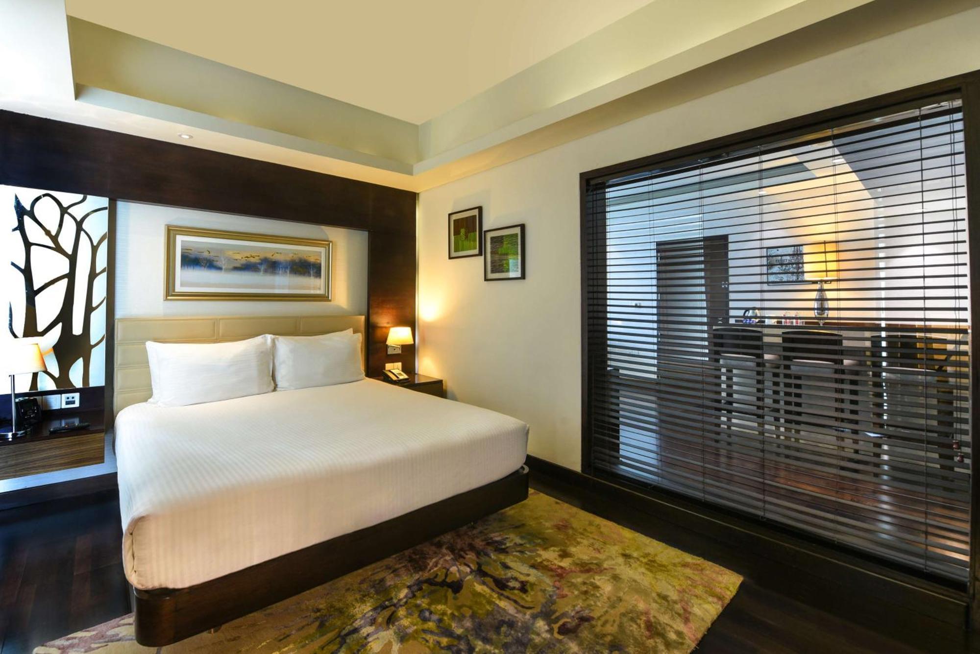 Doubletree By Hilton Gurugram Baani Square Hotel Gurgaon Eksteriør billede