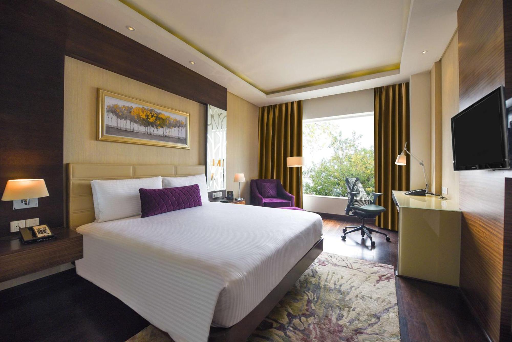 Doubletree By Hilton Gurugram Baani Square Hotel Gurgaon Eksteriør billede