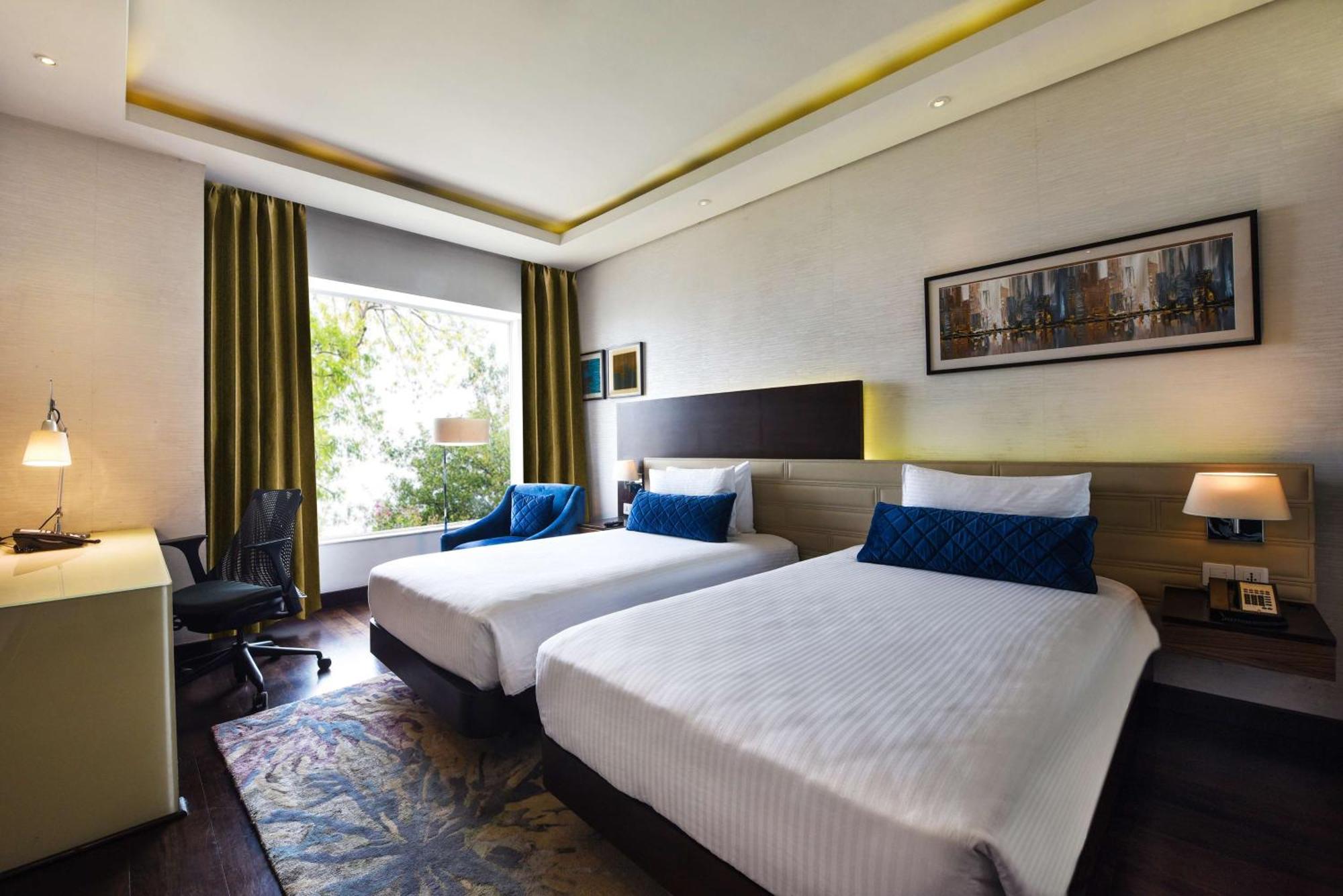 Doubletree By Hilton Gurugram Baani Square Hotel Gurgaon Eksteriør billede