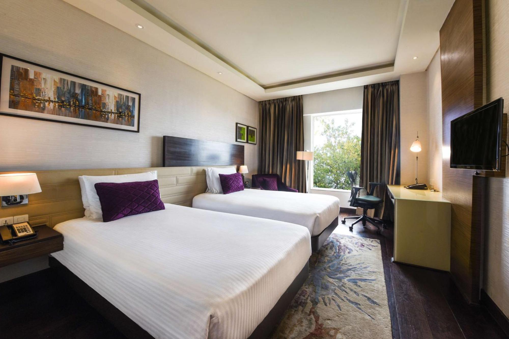 Doubletree By Hilton Gurugram Baani Square Hotel Gurgaon Eksteriør billede