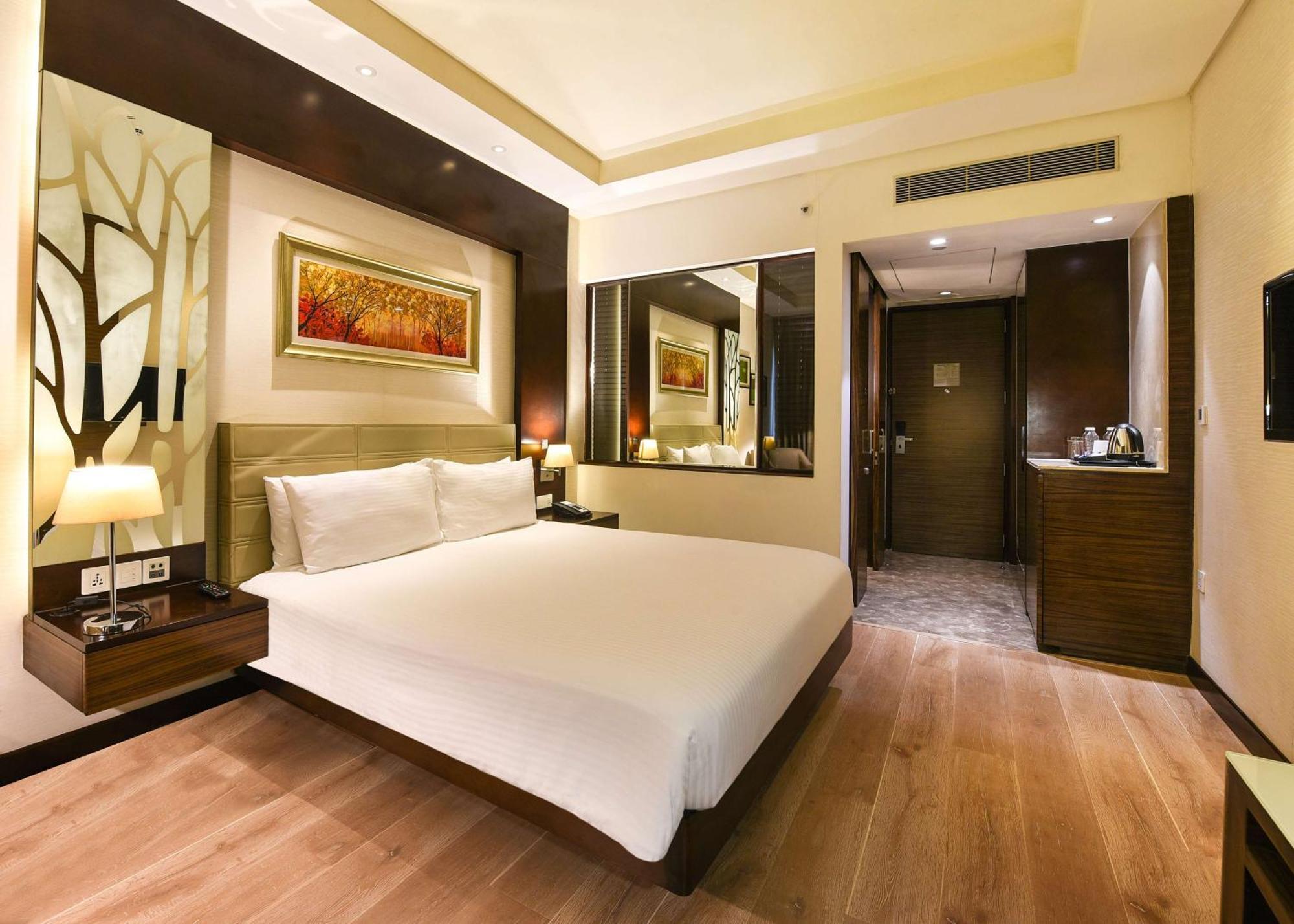 Doubletree By Hilton Gurugram Baani Square Hotel Gurgaon Eksteriør billede