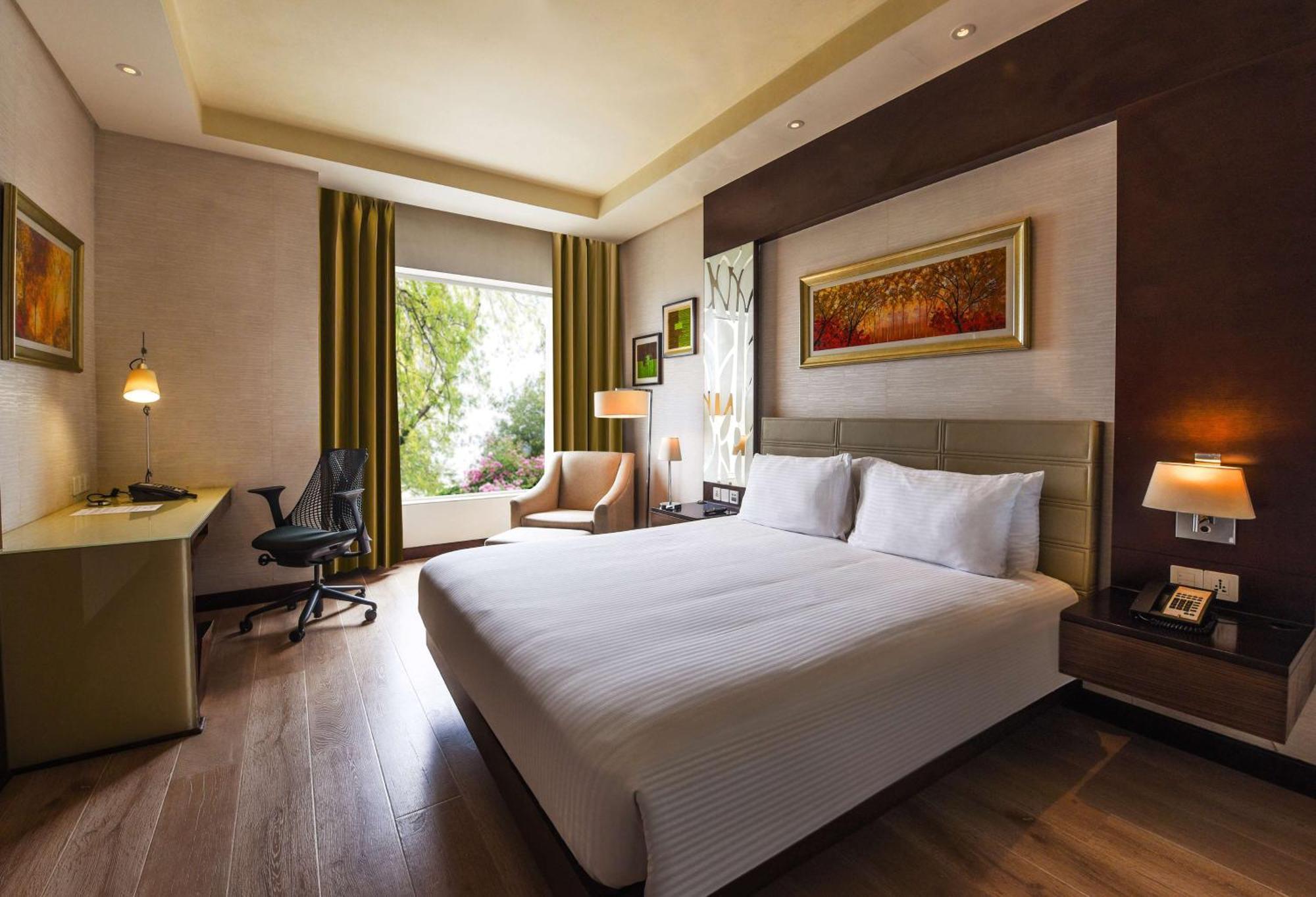 Doubletree By Hilton Gurugram Baani Square Hotel Gurgaon Eksteriør billede