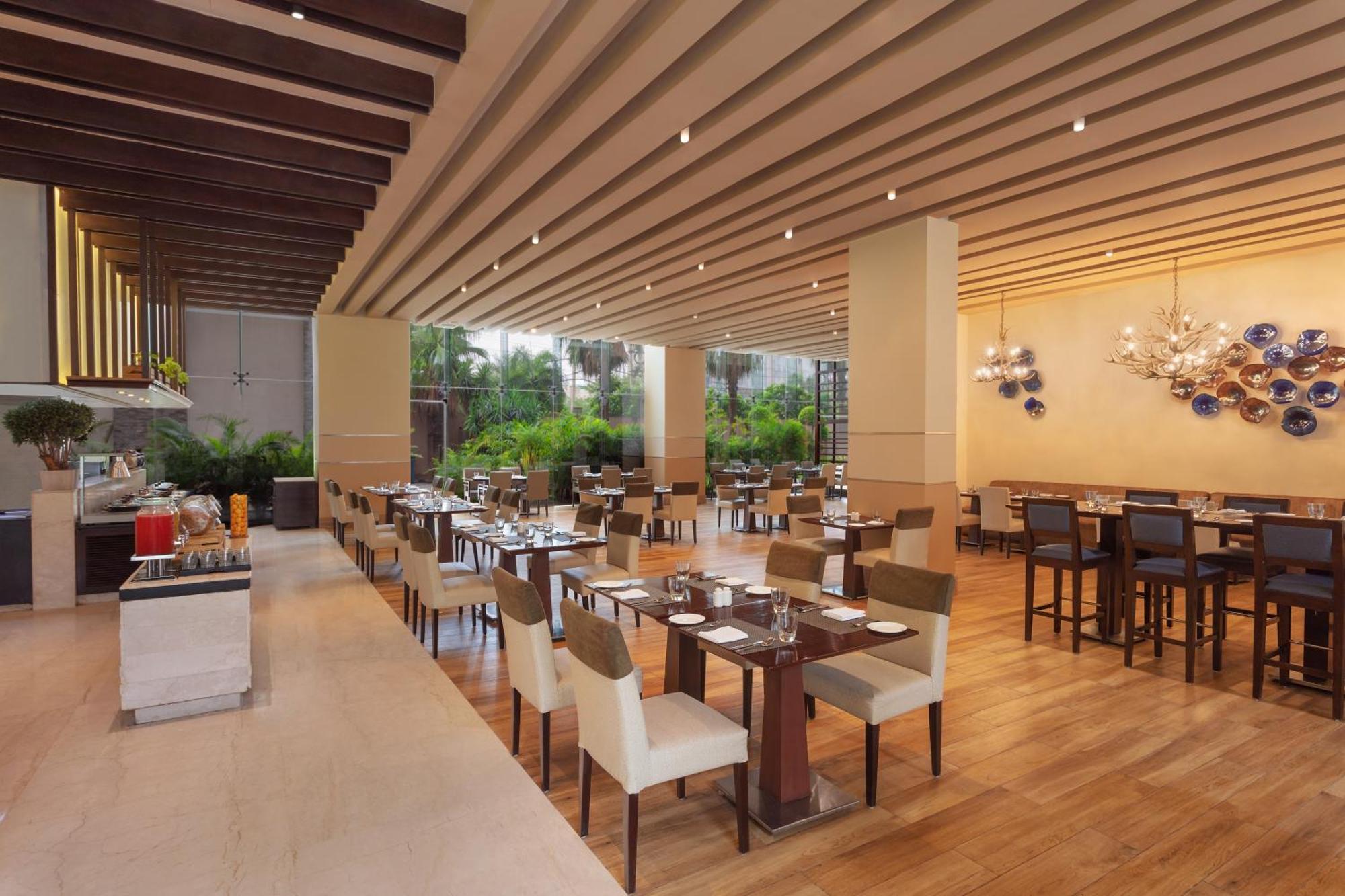 Doubletree By Hilton Gurugram Baani Square Hotel Gurgaon Eksteriør billede