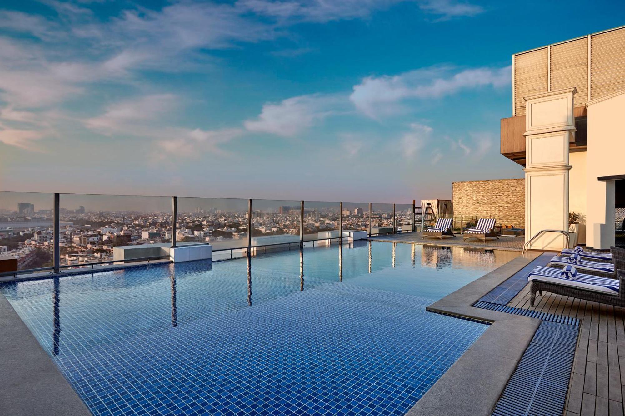Doubletree By Hilton Gurugram Baani Square Hotel Gurgaon Eksteriør billede