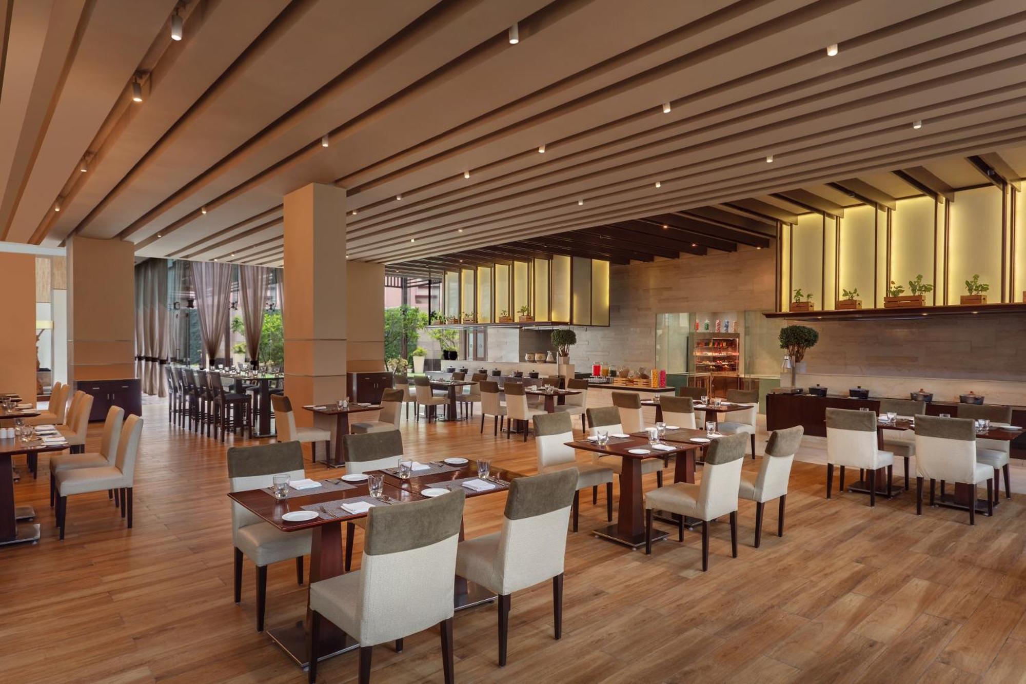 Doubletree By Hilton Gurugram Baani Square Hotel Gurgaon Eksteriør billede