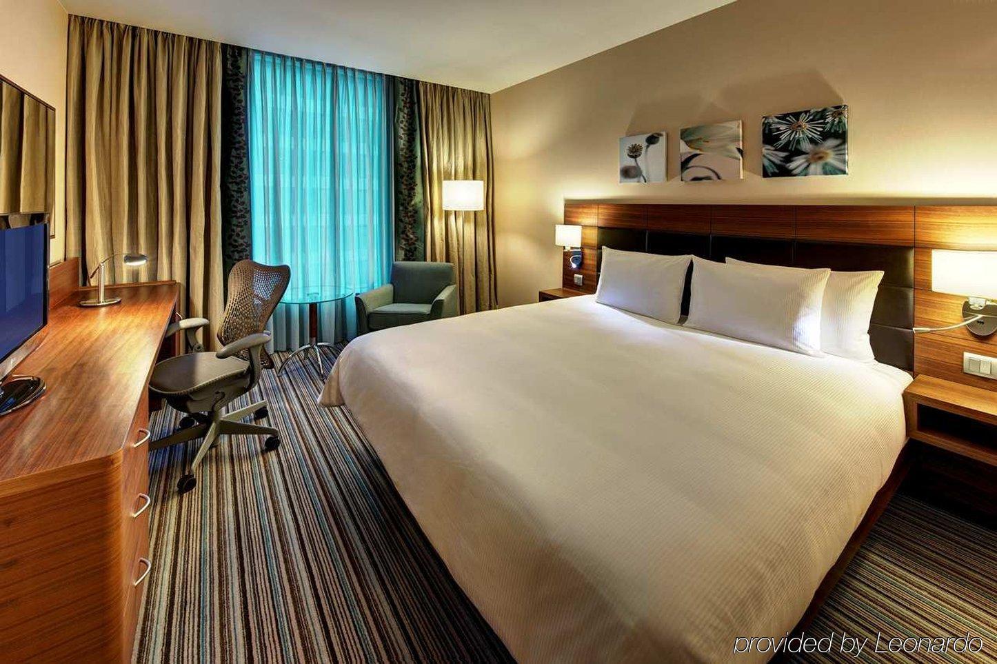 Doubletree By Hilton Gurugram Baani Square Hotel Gurgaon Værelse billede